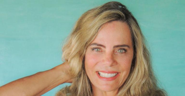 Aos 66 anos, Bruna Lombardi mostra samba no pé e surge animadíssima: “Bora curtir gente”
