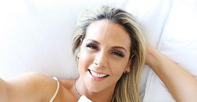 Aos 41 anos, Carla Perez exibe o corpão ao surgir de biquíni