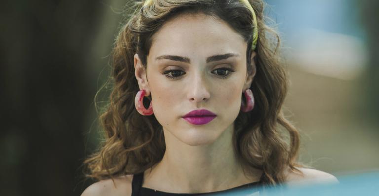 ‘Verão 90’: Manu se dá mal, é feita de refém e se reaproxima do mocinho