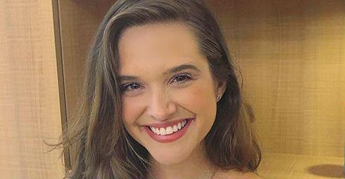 Juliana Paiva comemora os 26 anos na companhia de amigos e manda indireta