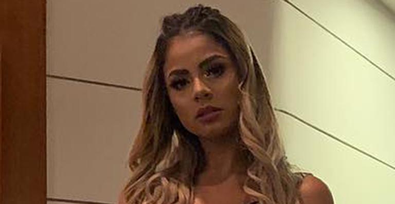 Lexa sela a paz de vez com Anitta e vai ao aniversário da cantora coberta por dólares