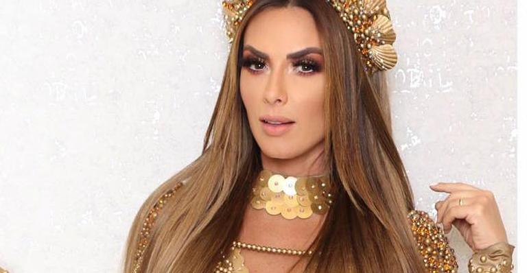 Nicole Bahls se confunde, erra dress code e paga mico na festa da Anitta
