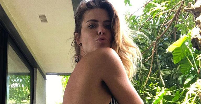 Aos 40 anos, Carolina Dieckmann choca ao surgir com a barriga seca