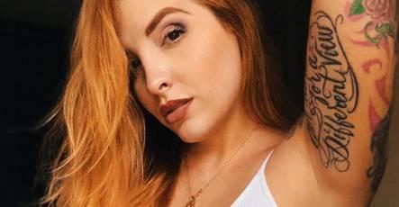 Ex-BBB Clara Aguilar compartilha clique do bumbum e marido provoca fãs: ‘Está na minha cama’