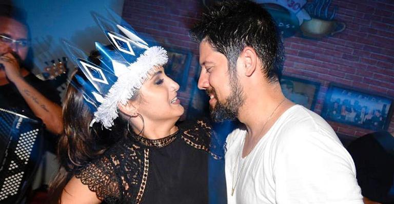 Phelipe Siani encanta ao se declarar para Mari Palma no aniversário dela