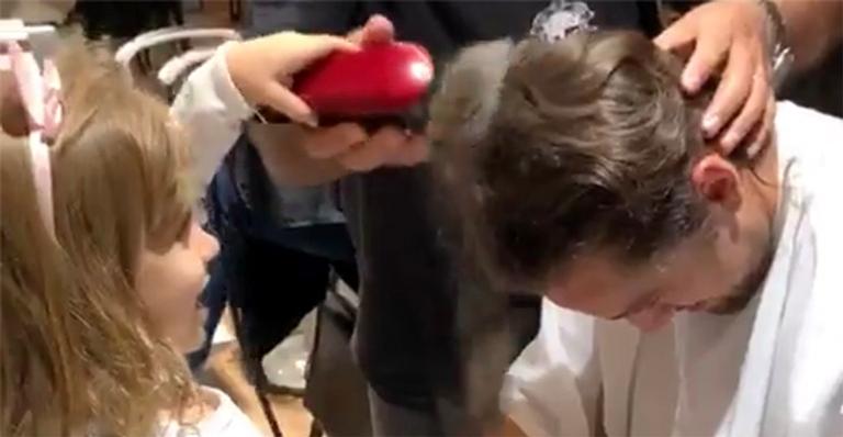 Rafael Cardoso deixa a filha cortar seu cabelo após Espelho da Vida