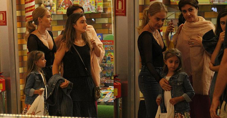 Angélica faz rara aparição com a filha caçula, Eva, no Rio