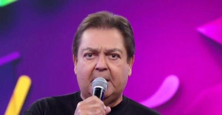 Faustão usa camiseta nada básica ao apresentar programa e preço choca fãs