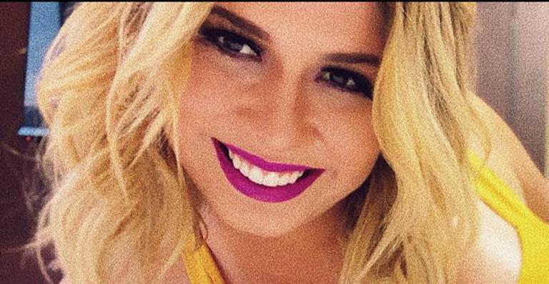 Marília Mendonça investe no decote e na pose sensual antes de show
