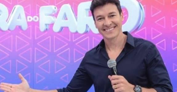 Em clique sexy, Rodrigo Faro surge só de toalha preparando churrasco