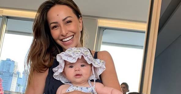 Filha de Sabrina Sato, Zoe surge em novo clique ao lado da avó
