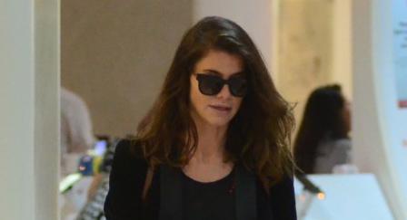 Alinne Moraes desembarca com o marido e o filho em raríssima aparição em família