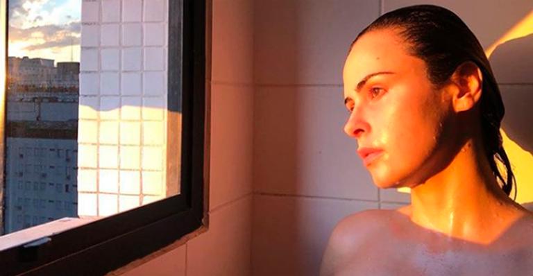 Ex-BBB Ana Paula Renault quase mostra demais ao aparecer em foto nua na banheira