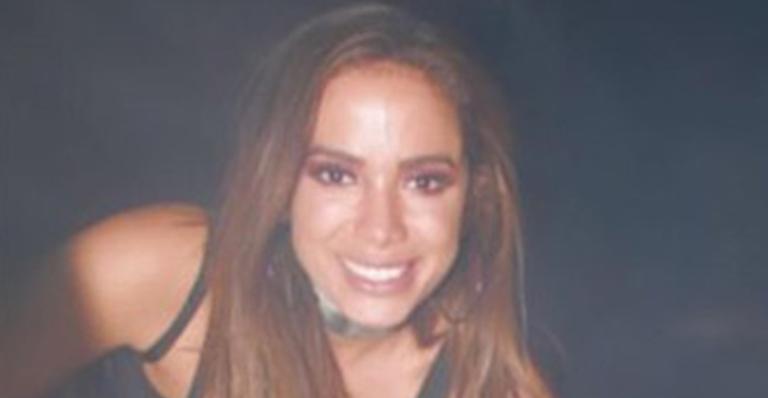 Anitta ganha bolo de aniversário inusitado e divide a opinião dos fãs
