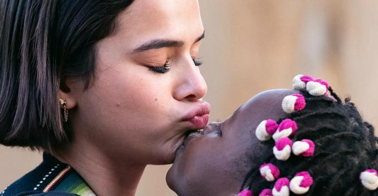 Bruna Marquezine surpreende ao falar de adoção após trabalho humanitário na África