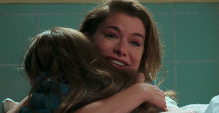 Alinne Moraes é ovacionada com o final da novela Espelho da Vida