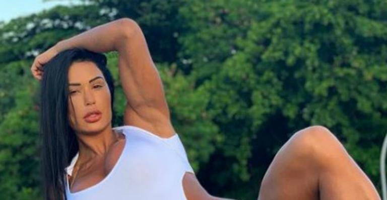 Gracyanne Barbosa quase mostra demais ao posar com maiô cavadíssimo em cima do muro