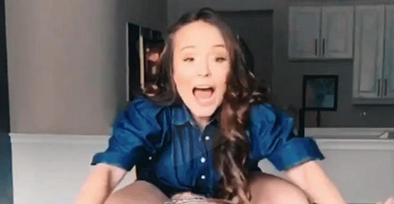 Larissa Manoela leva tombo durante ensaio fotográfico e desabafa: ”Micão”