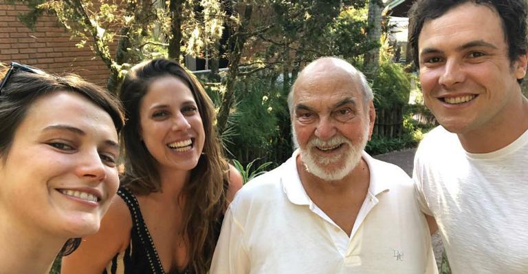 Lima Duarte comemora 89 anos e recebe os vizinhos Bianca Bin e Sérgio Guizé