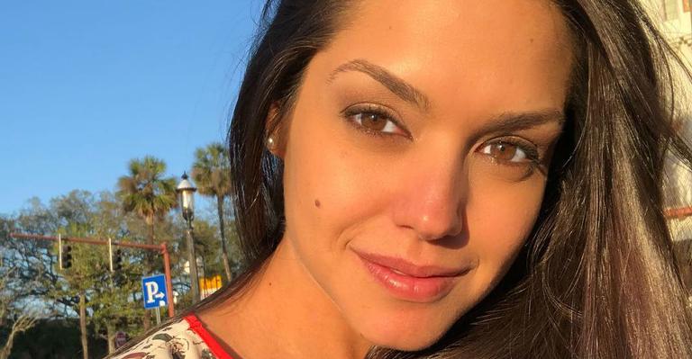 Thais Fersoza encanta ao ‘esmagar’ os filhos e o marido em abraço de urso