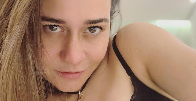Alessandra Negrini resgata clique nua durante ensaio sensual e ganha elogios: ”Maravilhosa”