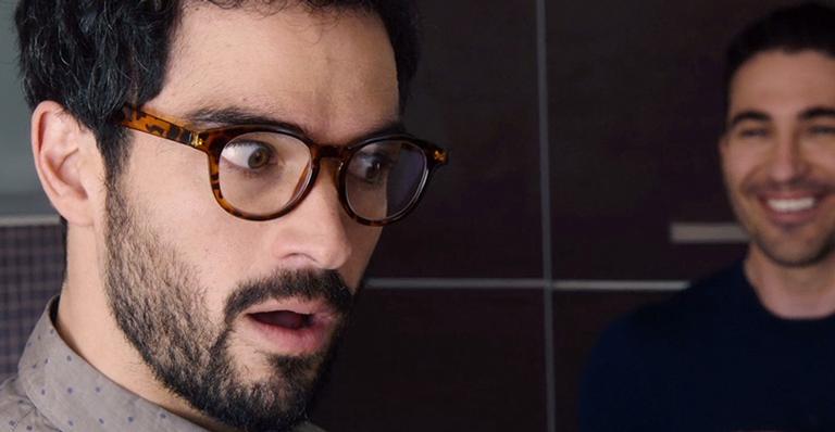 Alfonso Herrera dá resposta indelicada para fã que pediu reencontro de RBD: “Melhor comprar livros”