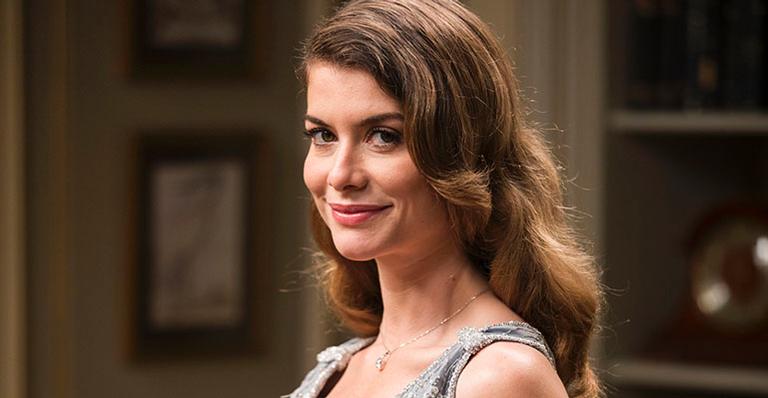 Sem maquiagem, Alinne Moraes mostra as férias com o filho