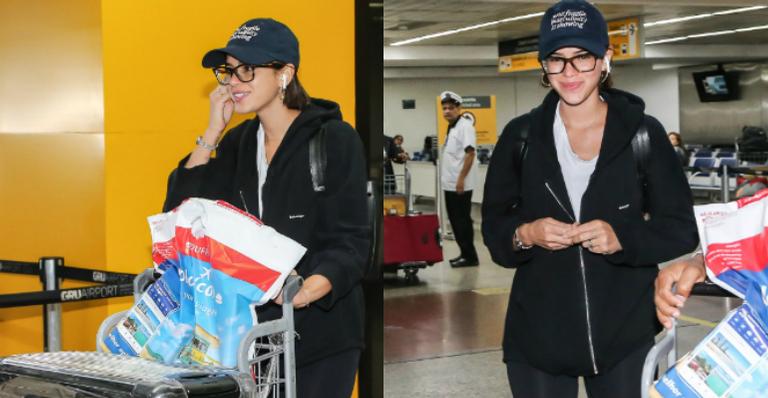Bruna Marquezine esbanja simpatia em aeroporto após desembarcar de viagem humanitária