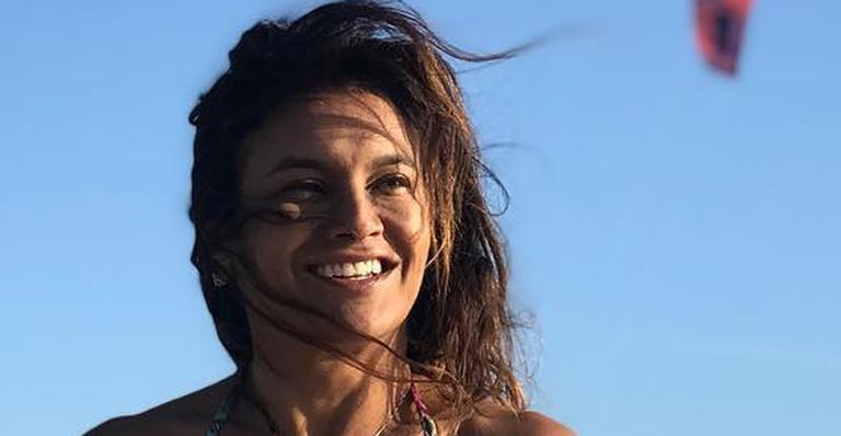 Dira Paes surge de biquíni aos 49 anos e deixa fãs em choque ao exibir corpo perfeito