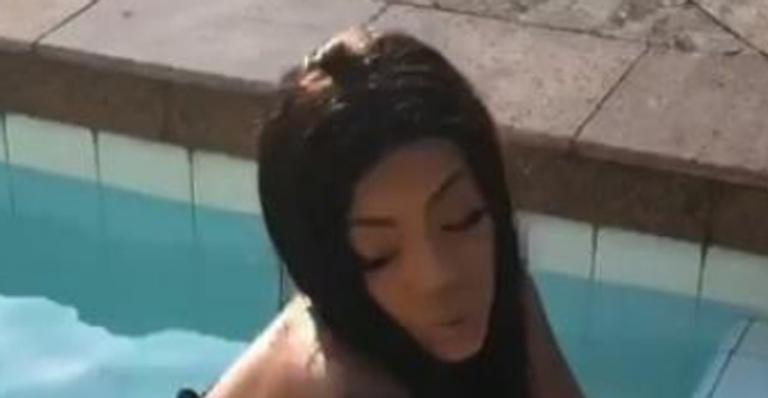 Ludmilla sensualiza e quase se desequilibra na piscina em ensaio fotográfico ousado
