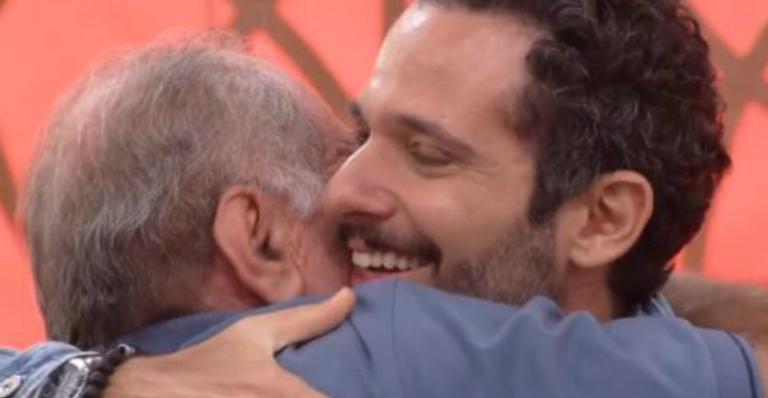Mouhamed Harfouch não segura as lágrimas ao reencontrar o pai no Encontro