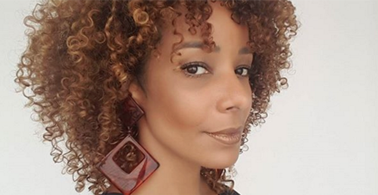 Ex-repórter da Globo, Alinne Prado faz tatuagem em região íntima e mostra o resultado