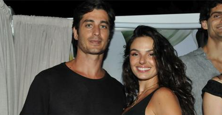 Isis Valverde se declara ao celebrar os 3 anos ao lado do marido