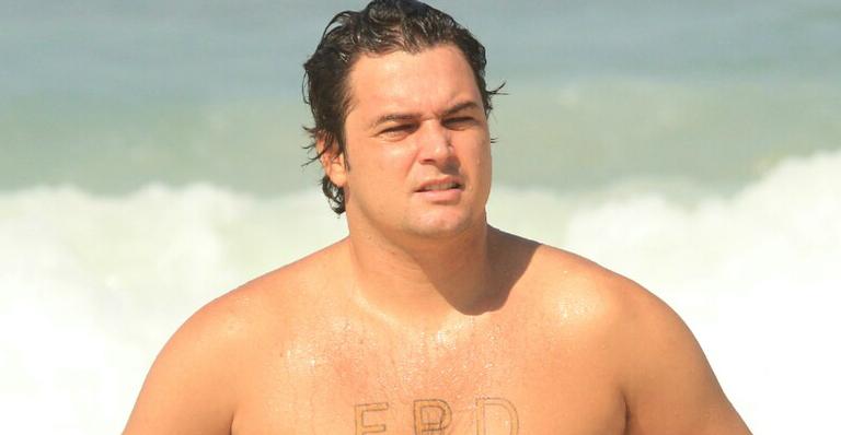Lembra dele? Felipe Dylon é flagrado bem diferente em praia do Rio