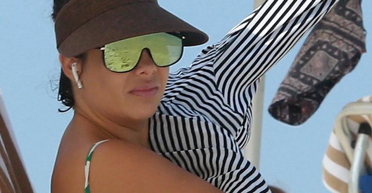 Fernanda Souza vai à praia, exibe corpaço e coloca bronzeado em dia