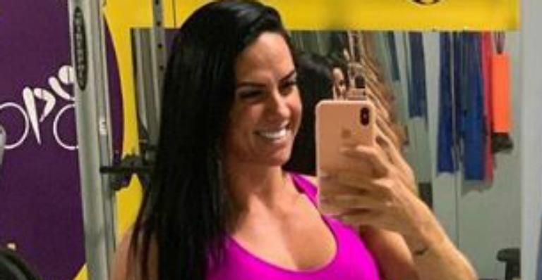 Graciele Lacerda faz tatuagem em homenagem ao noivo, Zezé: ”Uniu a gente”