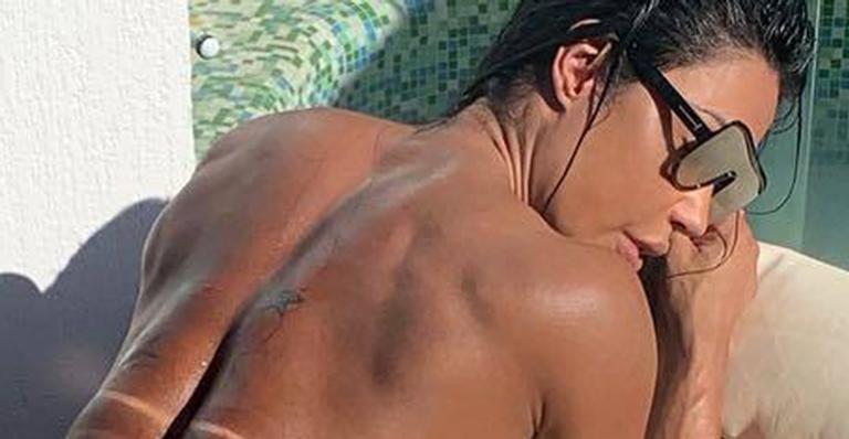Gracyanne Barbosa surge nua nas redes sociais em foto polêmica na piscina
