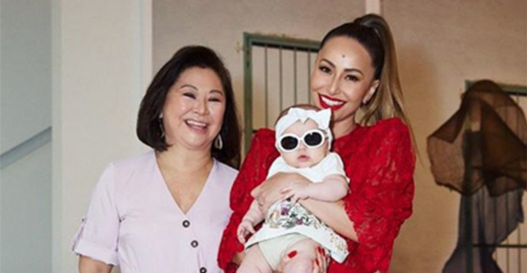 Mãe de Sabrina Sato se despede da filha após ajudar a cuidar da Zoe