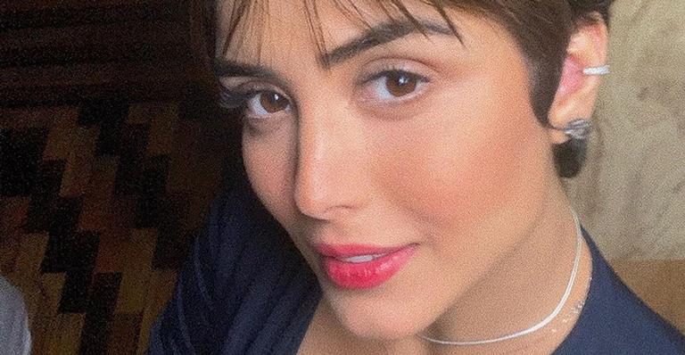 Fofura! Letícia Almeida se derrete com clique de sua filha com Jonathan Couto: ”Olhinho de jabuticaba”