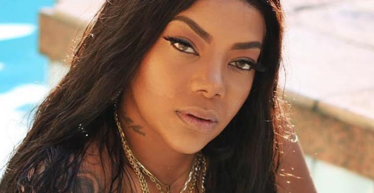 Ludmilla aumenta a temperatura e estrela ensaio sensual na piscina de sua mansão