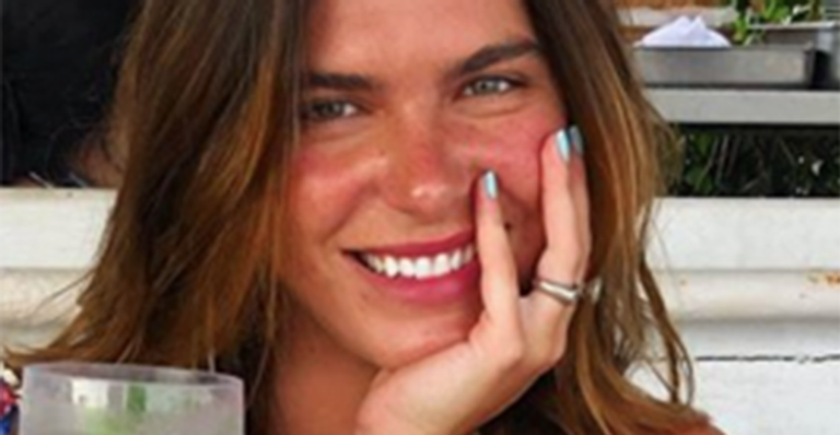 Mariana Goldfarb muda o visual e volta a ficar morena