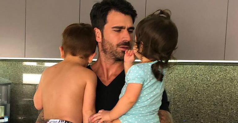 Rodrigão dá mamadeira para os dois filhos no colo: ”Mamada dupla”