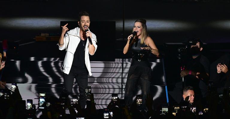 Sandy e Junior levantam o público em pocket show