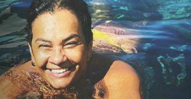 Aos 61 anos, Solange Couto surge de biquíni coladinha ao marido e revela apelido carinhoso