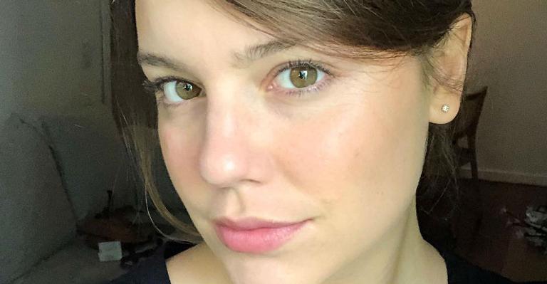 Em clima de Páscoa, Alice Wegmann se lambuza de chocolate e ironiza blogueirinhas