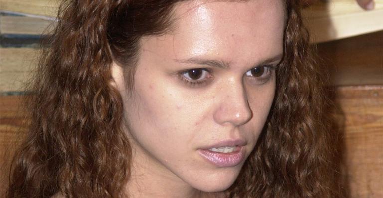 Aos 40 anos, Viviane Victorette comemora formatura e surge bem diferente