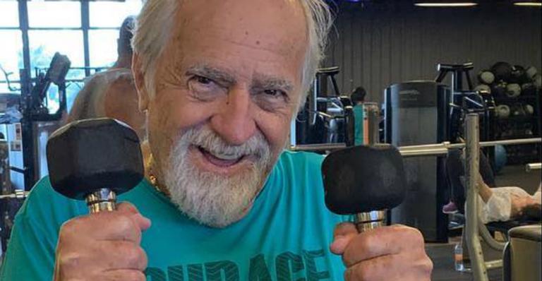 Ary Fontoura mostra rotina de exercícios aos 86 anos: ”Difícil manter o abdômen em dia”