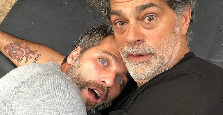 Bruno Gagliasso e Eduardo Moscovis surgem agarradinhos em foto: ”Vai dar ruim”