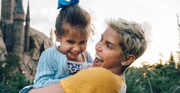 Deborah Secco se derrete pela filha, Maria Flor, e confessa: ”Me preparando pra morrer de saudades”