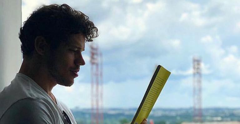 Com poema, José Loreto reflete: ‘‘Essa lágrima eu deixei cair’’